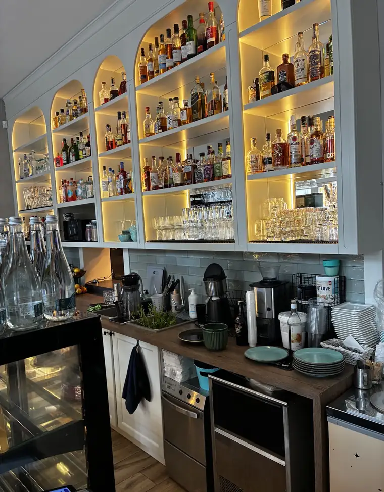 Bar z ekspresem do kawy i łukowymi półkami