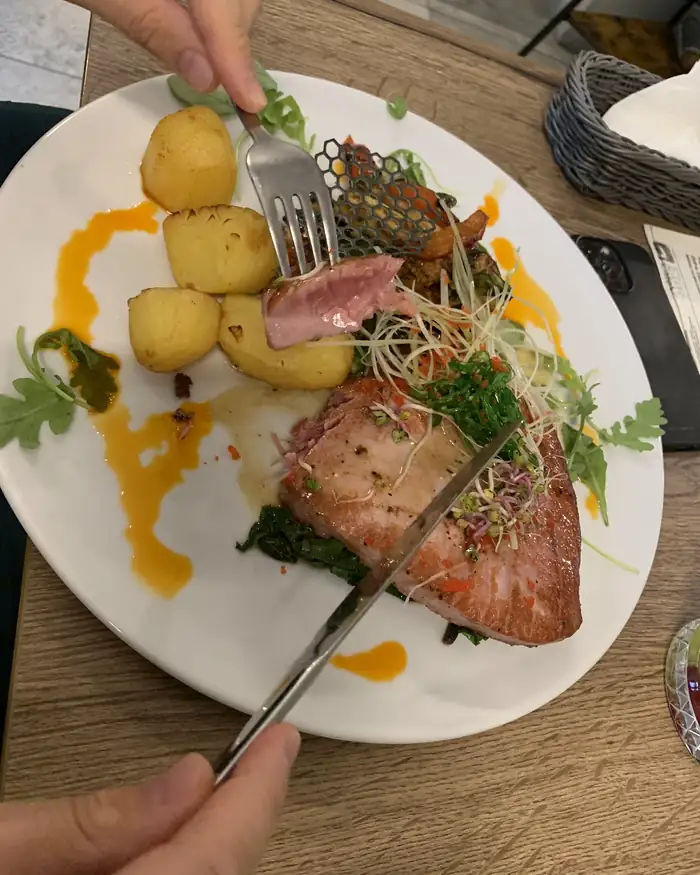 Ryba z grilla z ziemniaczkami i sosem